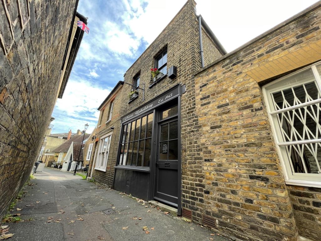 Lot: 151 - A VACANT COMMERCIAL PREMISES IN THE HEART OF BLACKHEATH VILLAGE -